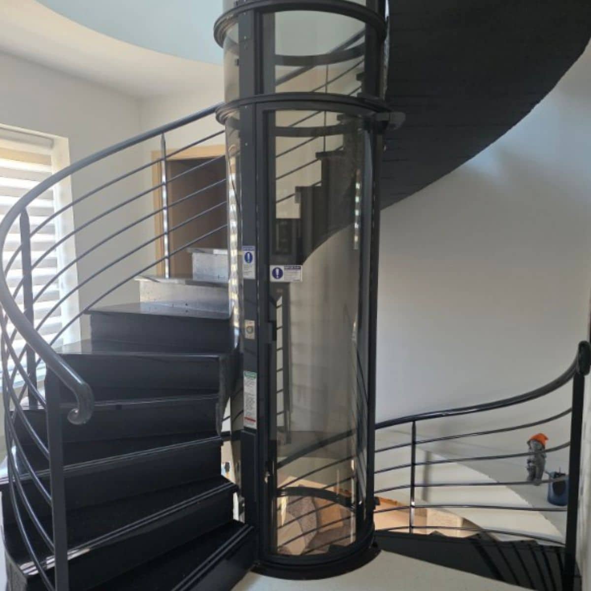 Ascenseur au milieu d'un escalier 